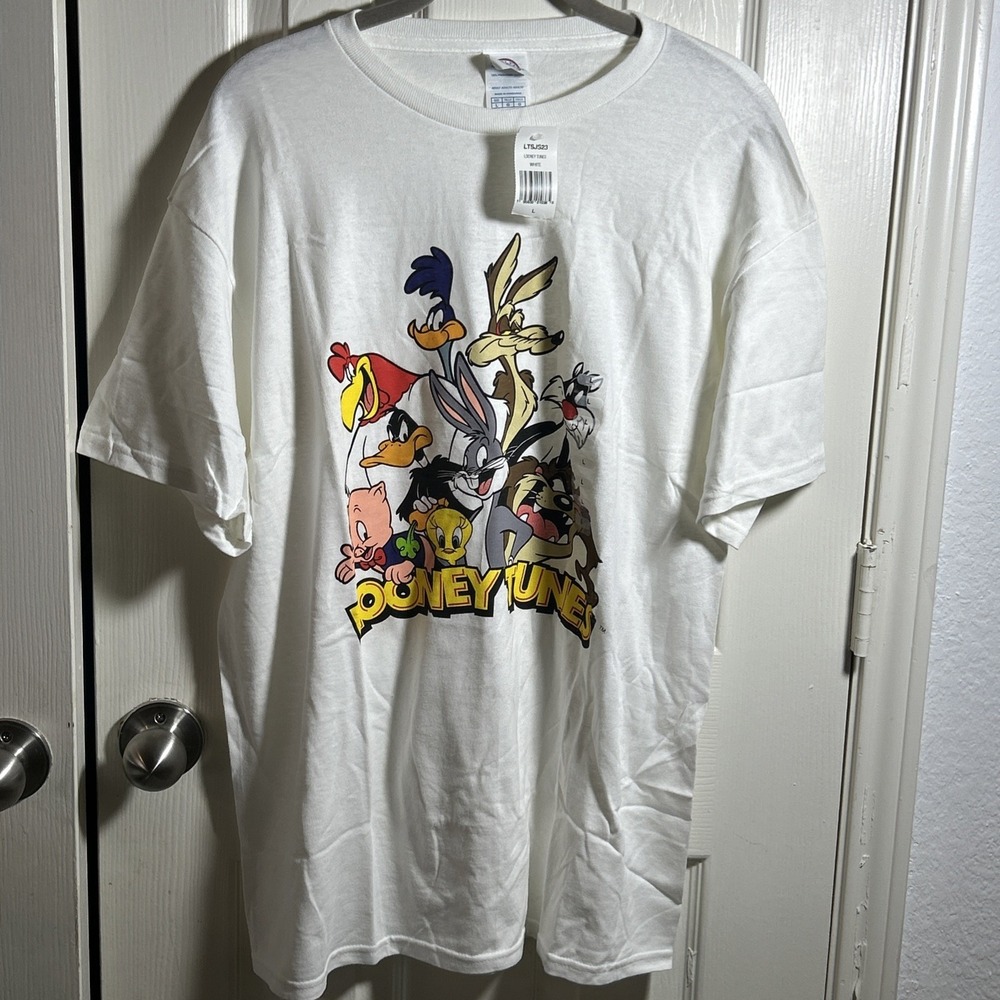 NWT Looney Tunes T-Shirt Solid White Cartoon Bugs Bunny and the Gang Size Large